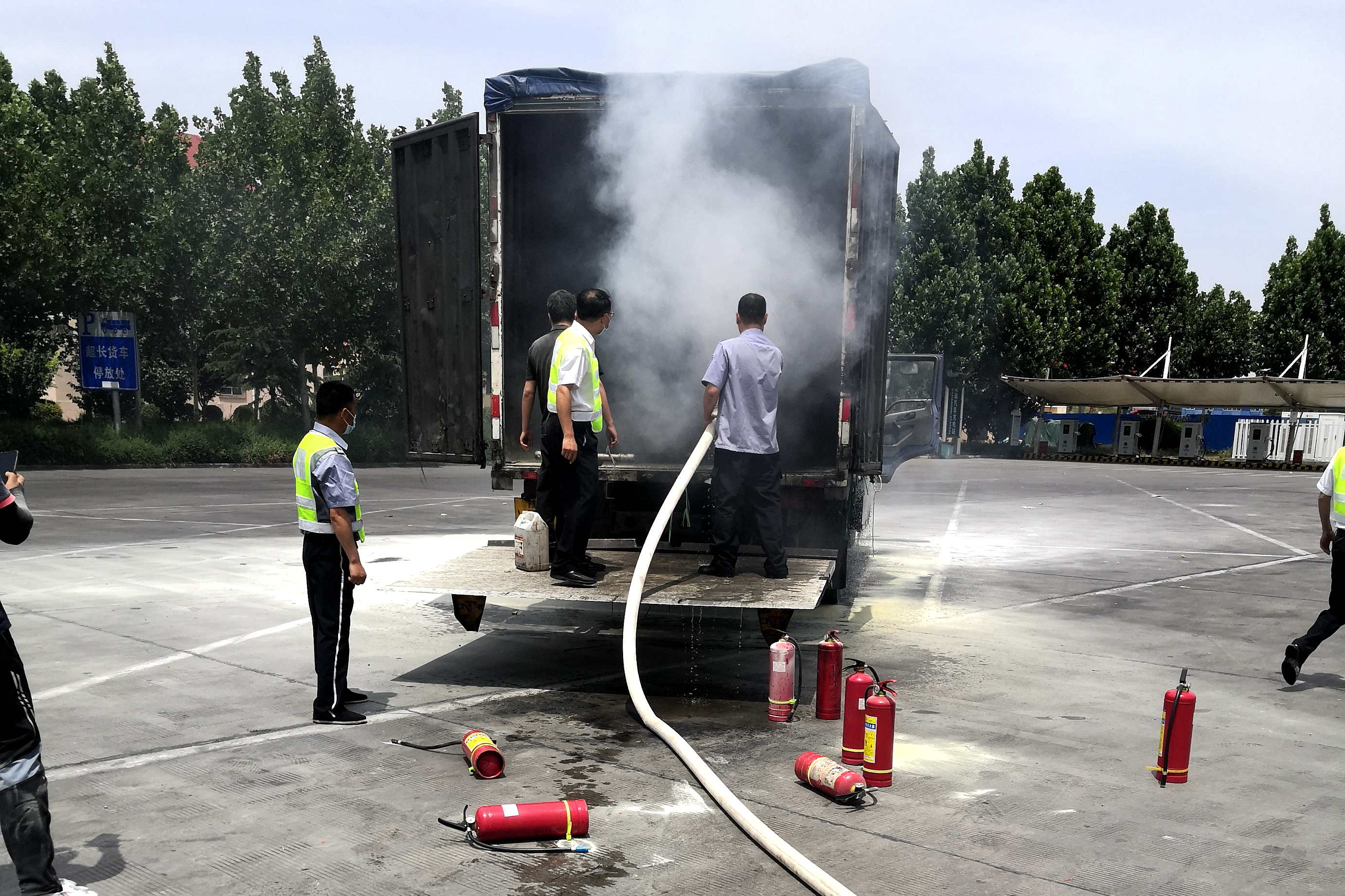 圖說：6月4日，一輛車牌號為豫AV5812的物流運輸車在行駛途中起火，洛陽服務區全力救援受贊譽.jpg