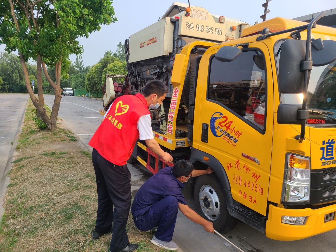 服務(wù)三夏(周口東服務(wù)區(qū)  張增利 13849452006)4.jpg 服務(wù)三夏(周口東服務(wù)區(qū)  張增利 13849452006)4.jpg