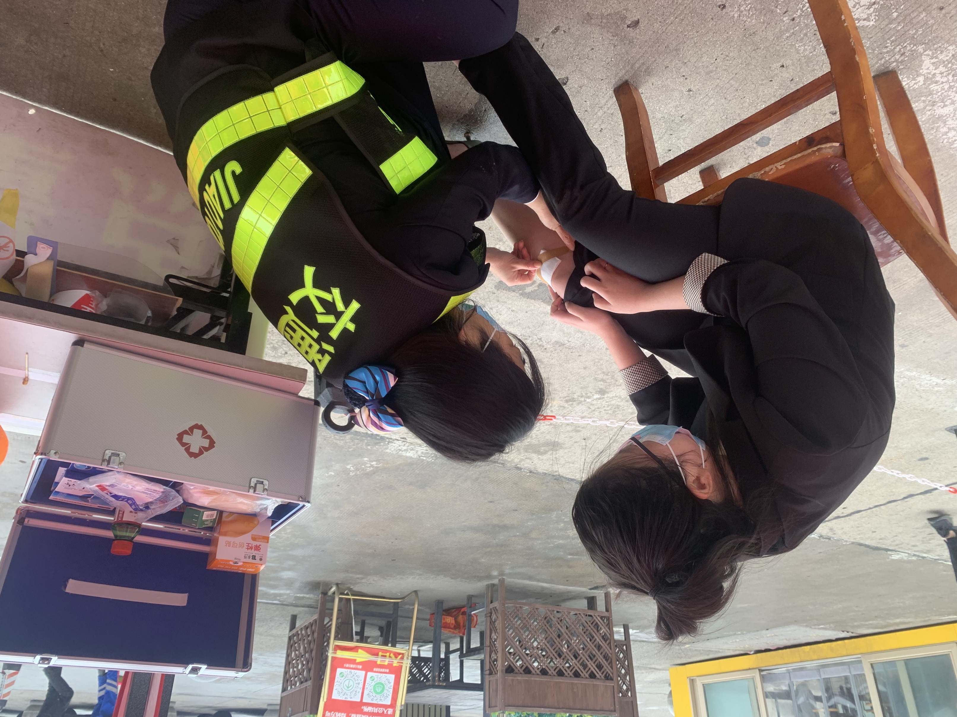 10.7,漯河服務(wù)區(qū)一位女士不慎將高跟鞋踩斷跌傷,值班人員拿來醫(yī)藥箱細(xì)心為其處理傷口。.jpg 10.7,漯河服務(wù)區(qū)一位女士不慎將高跟鞋踩斷跌傷,值班人員拿來醫(yī)藥箱細(xì)心為其處理傷口。.jpg