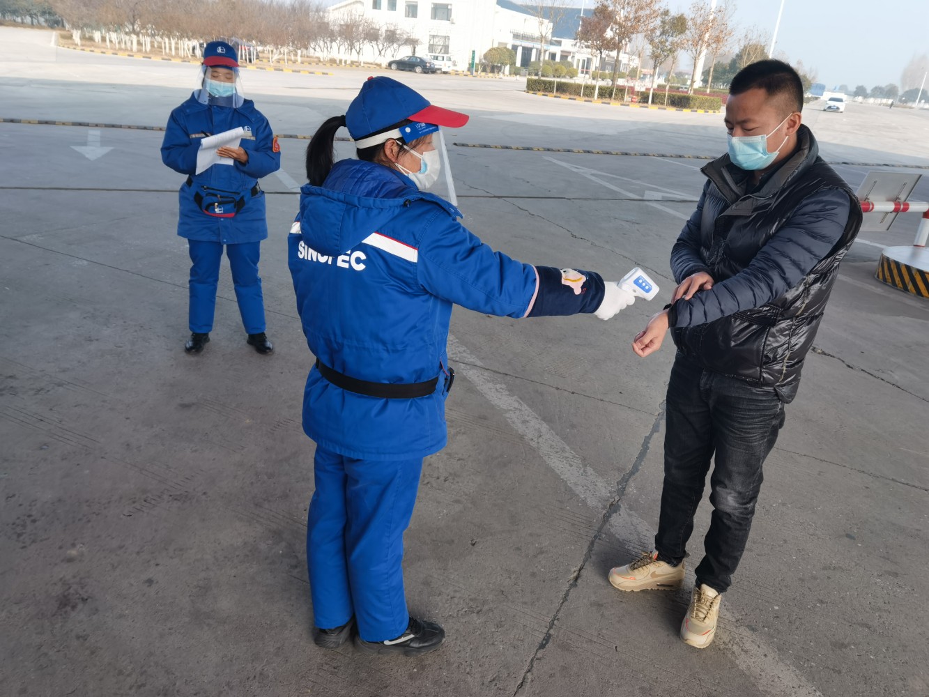 高速石化禹州站疫情封控期間做好司乘體溫檢 (1).jpg