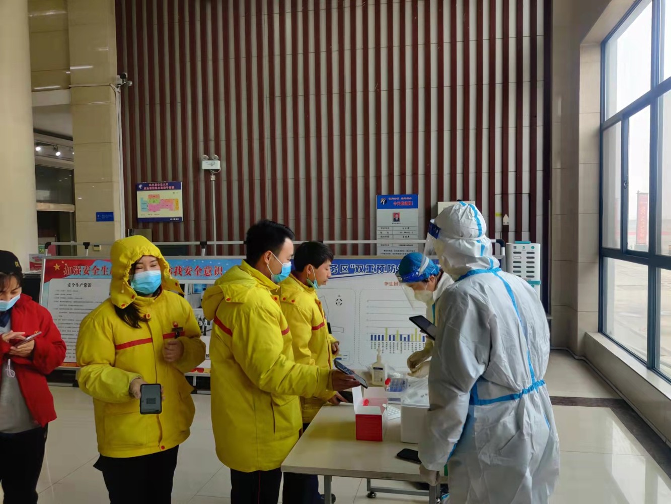 2022年1月9日,鞏義站進行第4輪全員核酸檢測。賀曉青_.jpg
