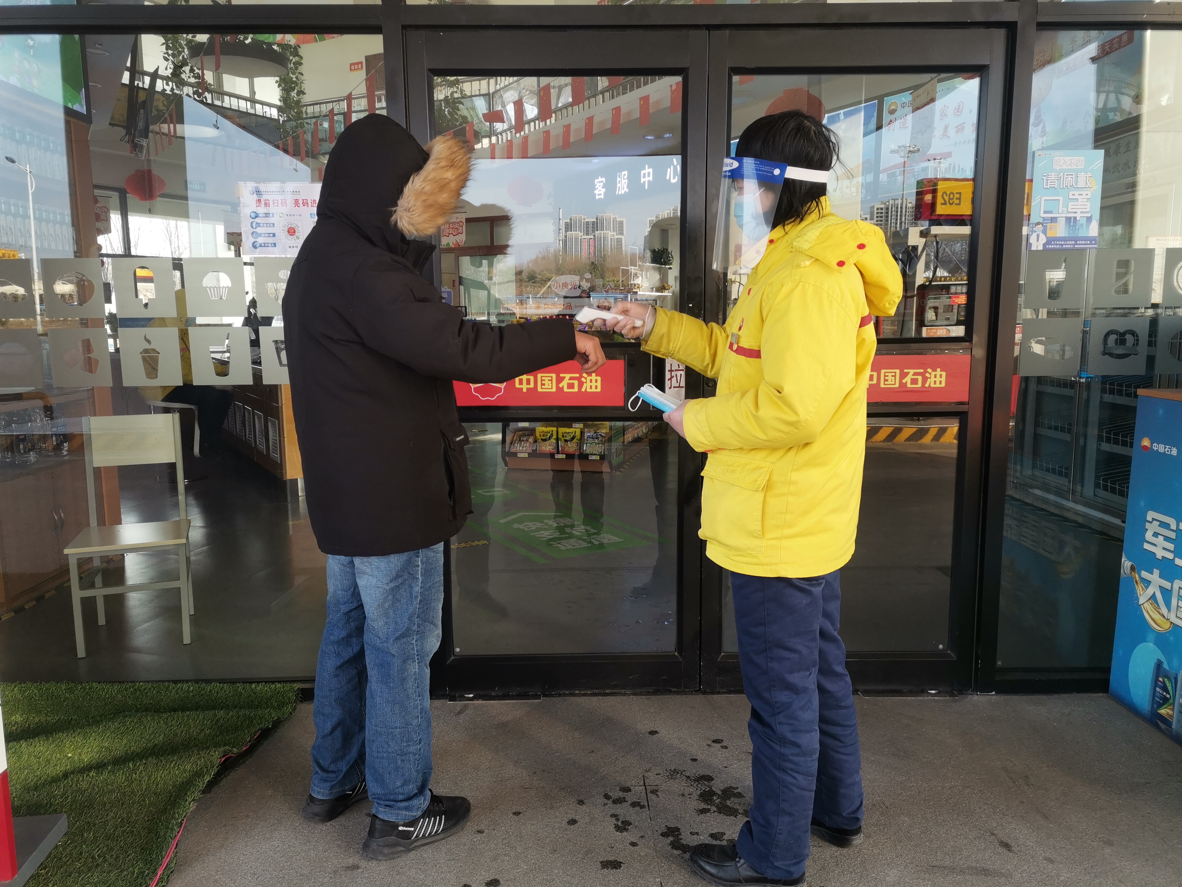 2022年1月22日，鄭州站，對顧客測溫。鄭禮坤_.jpg