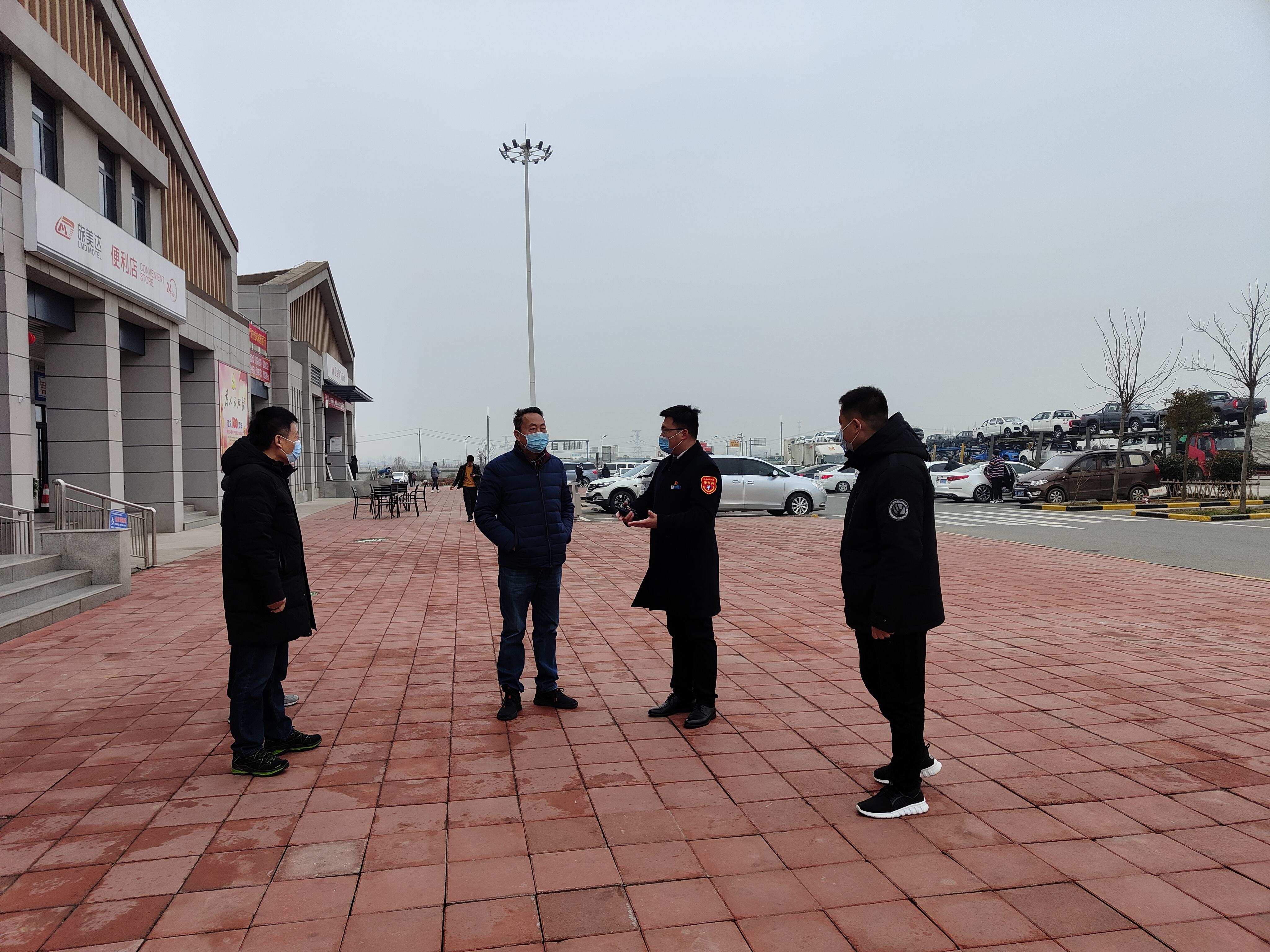 2月16日，河南交投服務(wù)區(qū)管理有限公司紀(jì)委書(shū)記王宜偉到上蔡服務(wù)區(qū)檢查工作 （翟家梓 攝.jpg