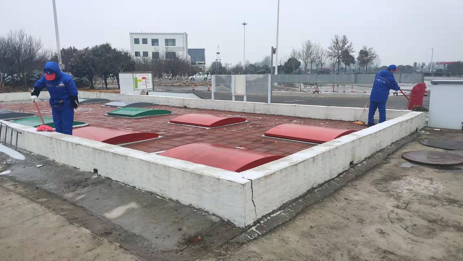 高速石化禹州站除雪保暢:及時清理罐圍墻積雪,防止上凍凍裂張衛麗202.jpg