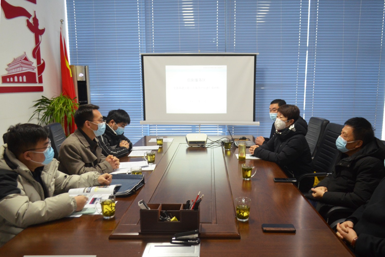 示范專家組到信陽服務(wù)區(qū)省評檢查工.jpg 示范專家組到信陽服務(wù)區(qū)省評檢查工.jpg