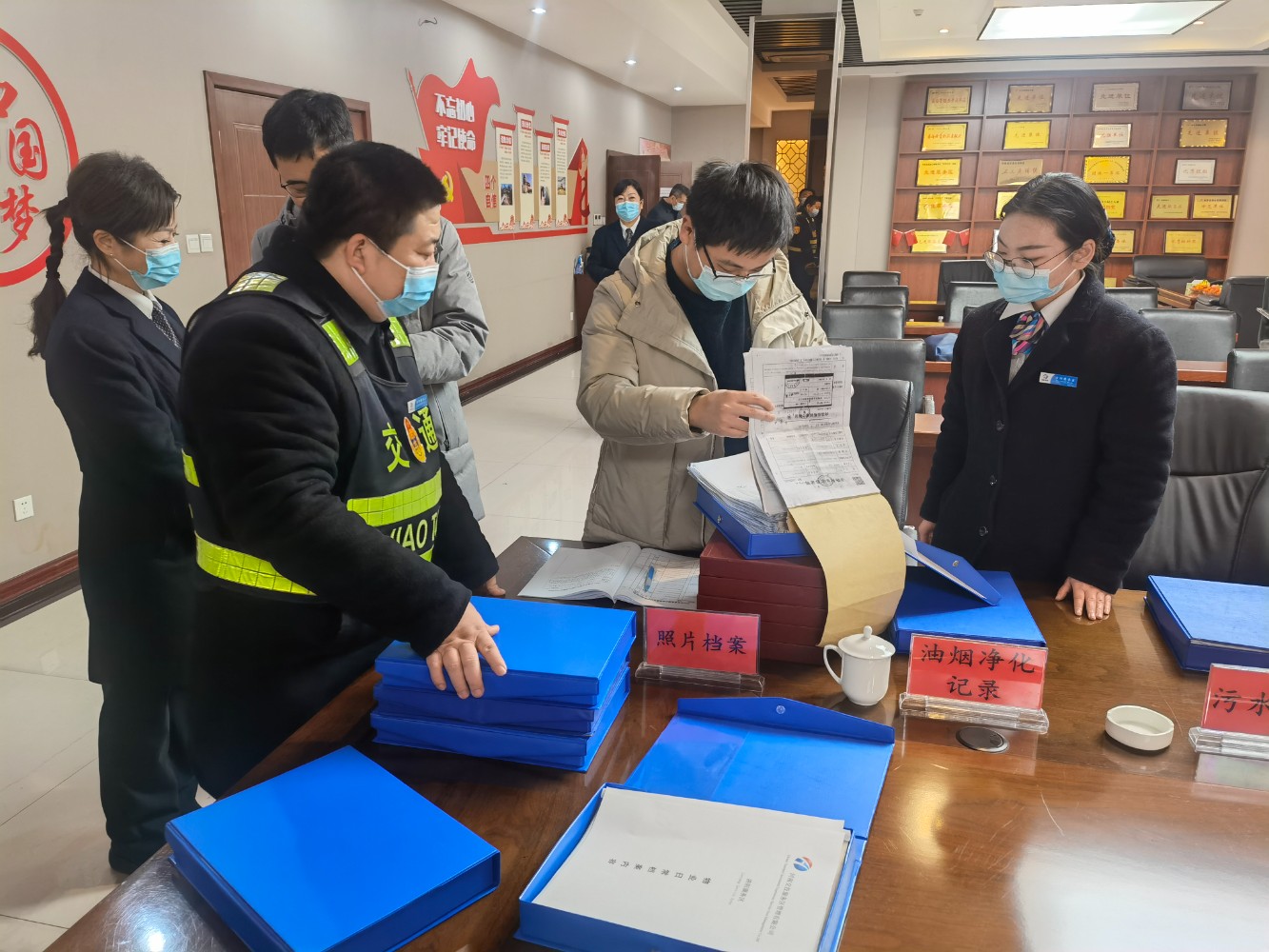 2月19日,第一檢查組到洛陽(yáng)服務(wù)區(qū)省評(píng)檢查工作 (1).jpg