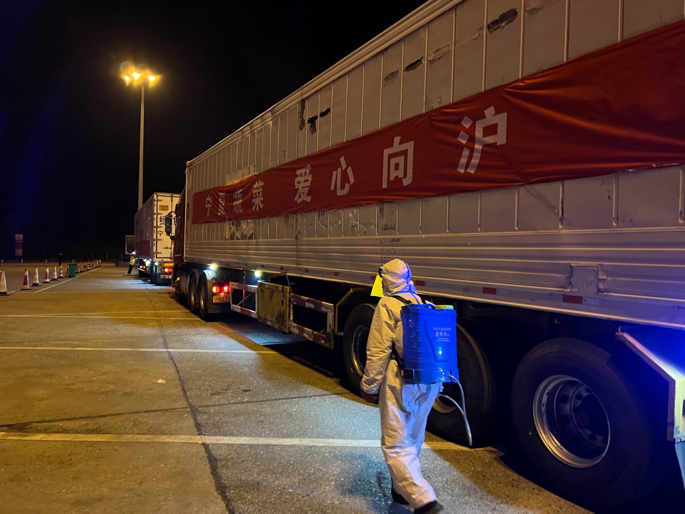 4月6日21時30分,寧夏援滬物資車隊在羅山服務區做短暫停留休整,羅山服務區積極做好服務保障工作。(李坤 攝) (1 (1).jpg