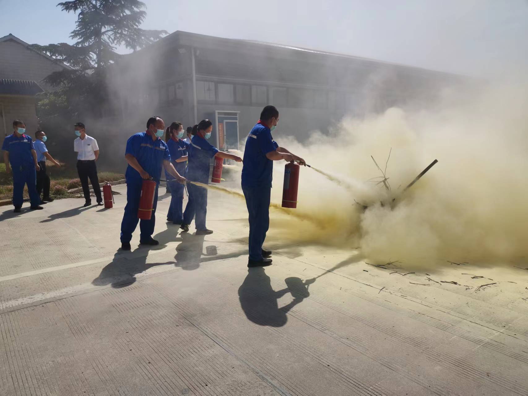2022年5月30日高速石化許昌加油站員工實際操作滅火戰(zhàn)斗圖片,拍攝人:徐姍.jpg 2022年5月30日高速石化許昌加油站員工實際操作滅火戰(zhàn)斗圖片,拍攝人:徐姍.jpg