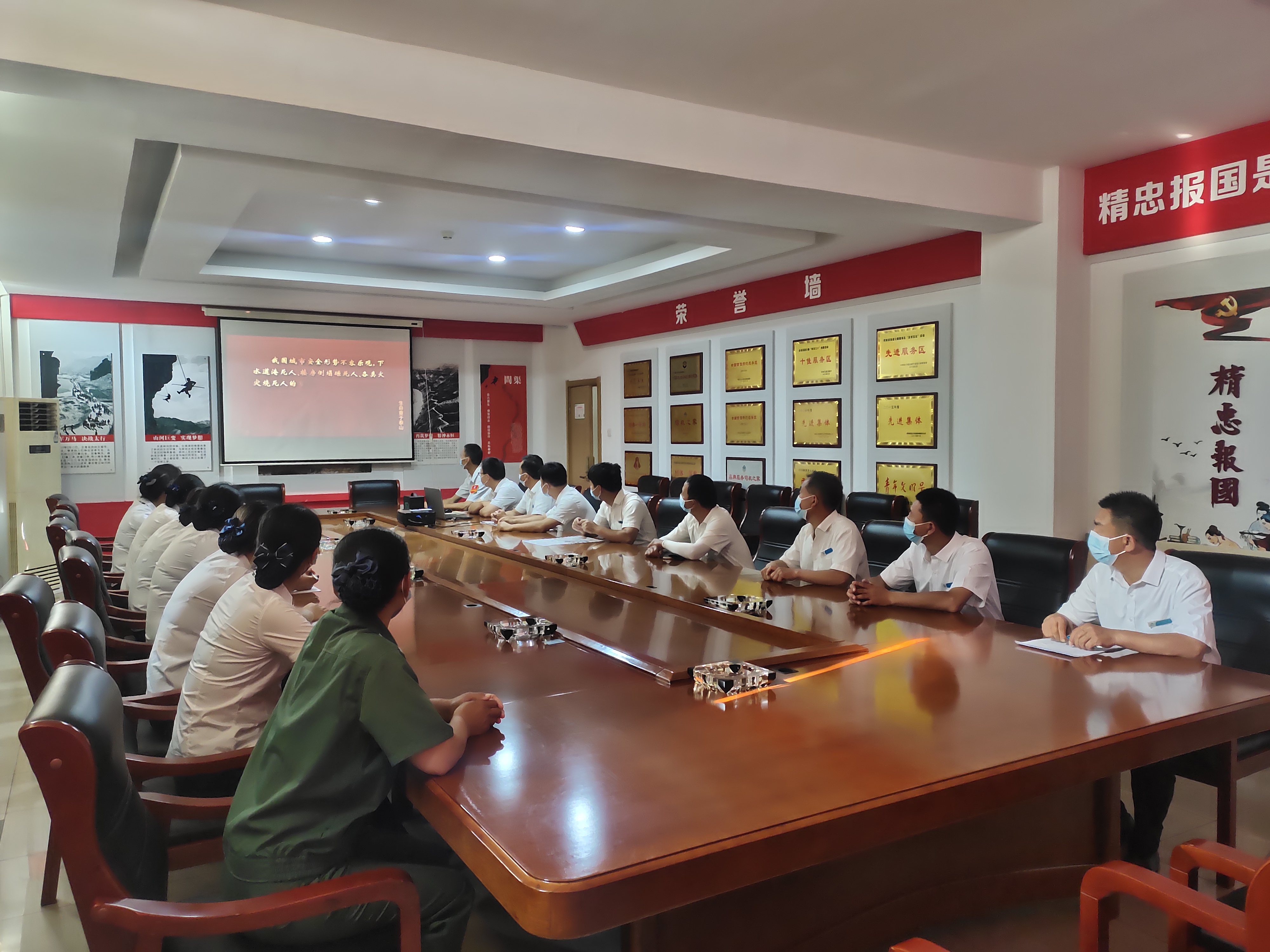 6月15日安陽服務區組織觀看專題區《生命重于泰山》梁新芳_.jpg 6月15日安陽服務區組織觀看專題區《生命重于泰山》梁新芳_.jpg