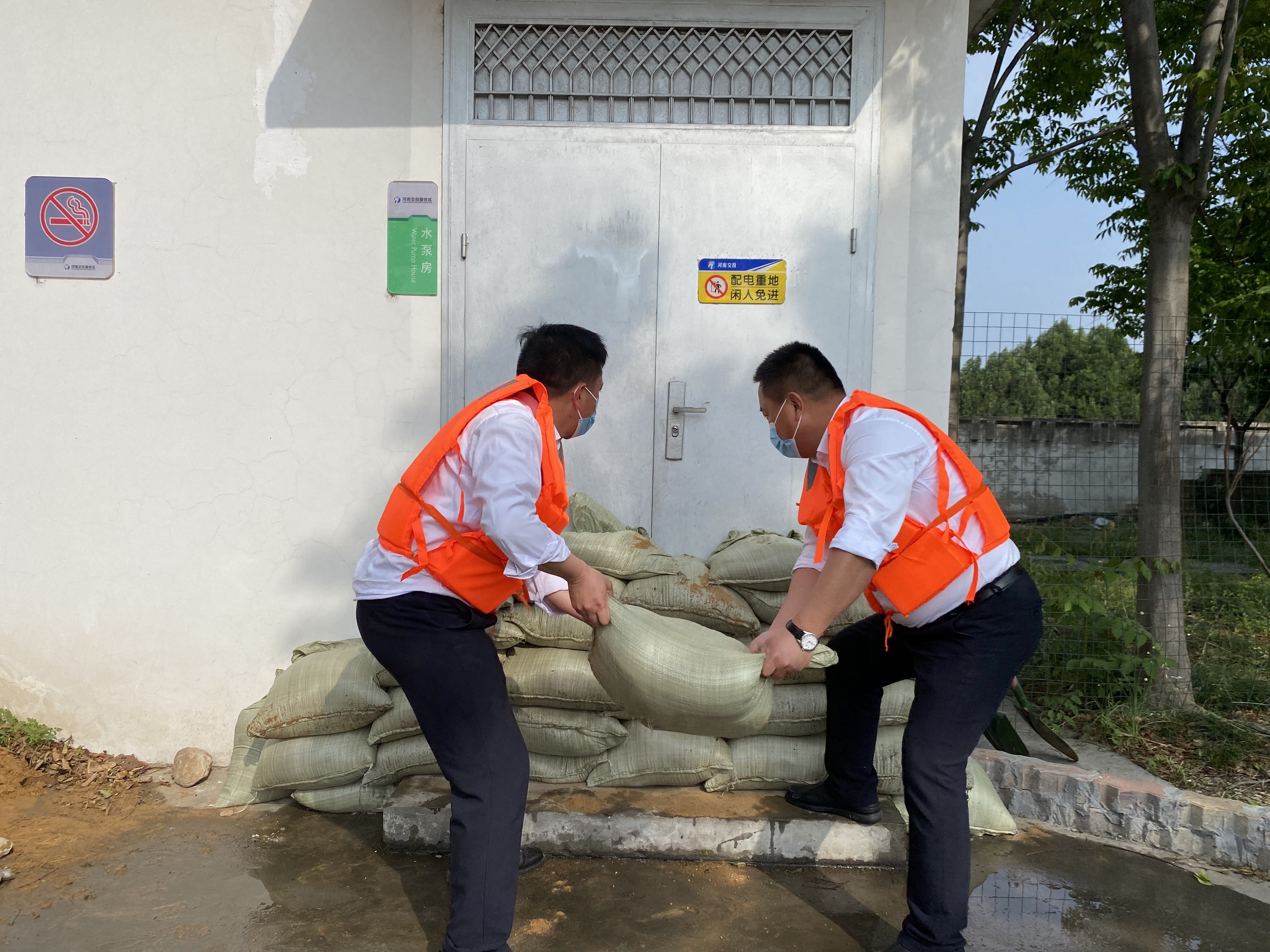 6月24日 禹州服務區防汛期間準備工作 李鑫_.jpg 6月24日 禹州服務區防汛期間準備工作 李鑫_.jpg