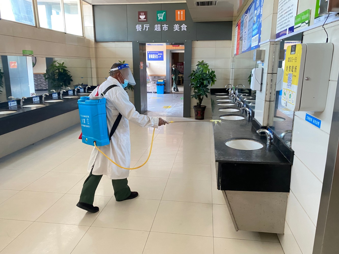 7月12日面對新一輪疫情,項(xiàng)城服務(wù)區(qū)迅速反應(yīng)、立即行動(dòng) 王鵬哲_.jpg