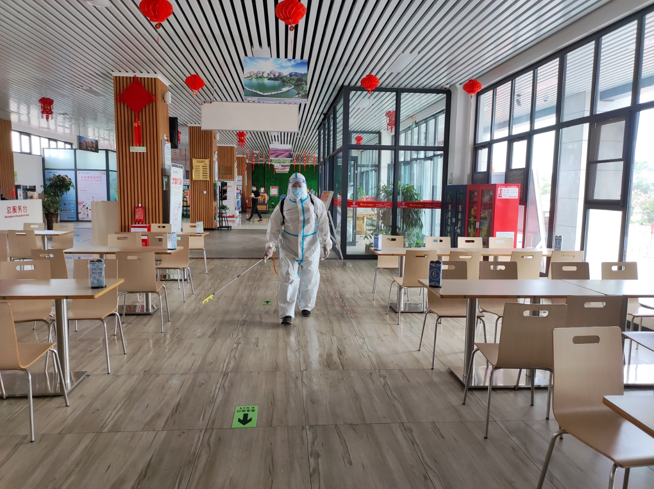 7月12日嵖岈山服務(wù)區(qū)全力做好新一輪疫情防控工作 李金平 攝 (1.jpg