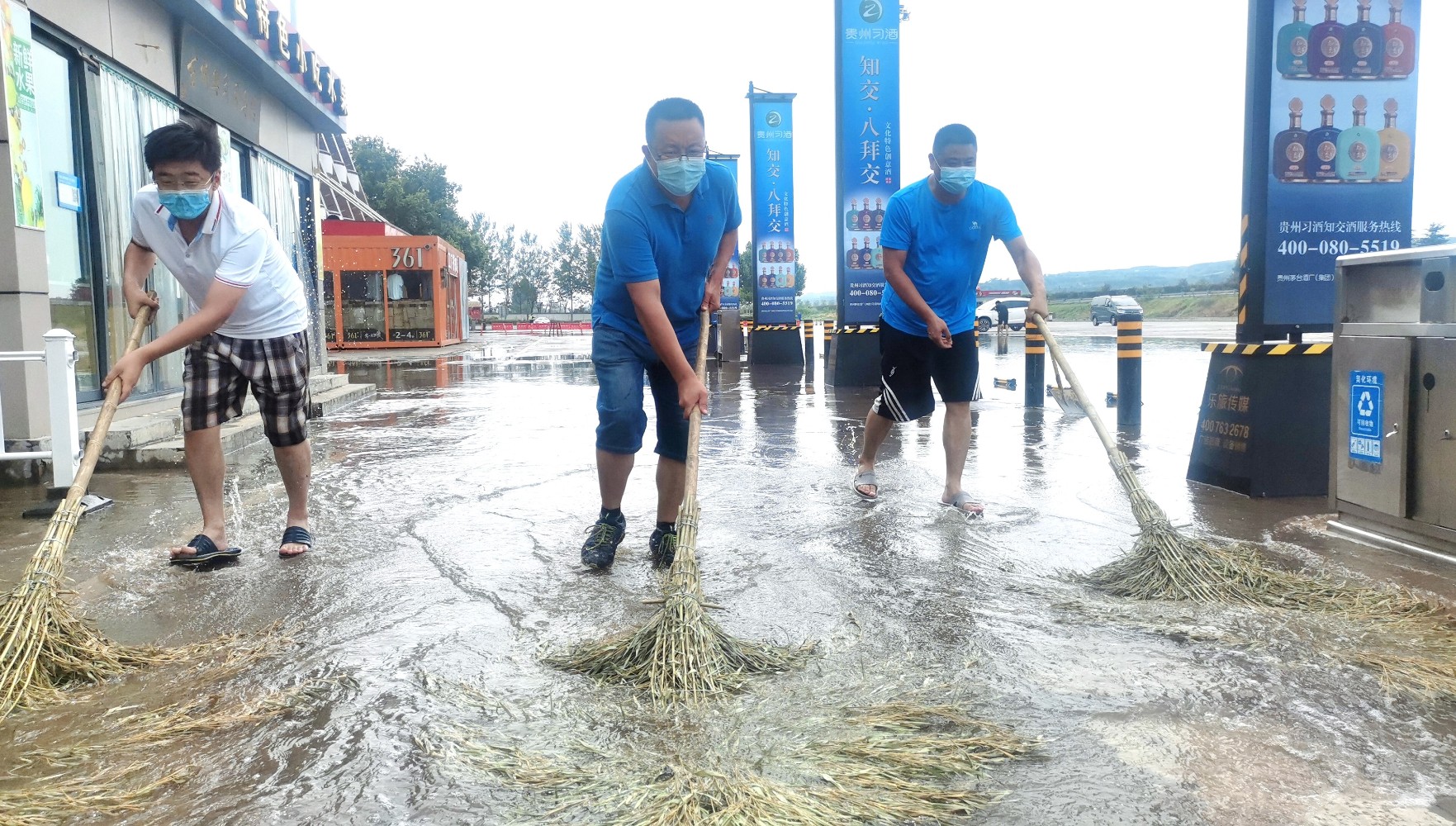 7月15日鞏義服務(wù)區(qū)啟動(dòng)防汛應(yīng)急響應(yīng),積極應(yīng)對短時(shí)強(qiáng)降雨天氣 陳品 攝 (2.jpg