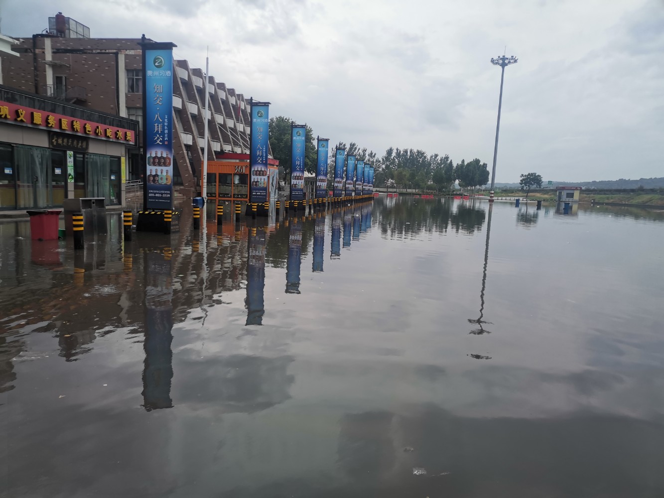 7月15日鞏義服務(wù)區(qū)啟動(dòng)防汛應(yīng)急響應(yīng),積極應(yīng)對短時(shí)強(qiáng)降雨天氣 陳品 攝 (5.jpg