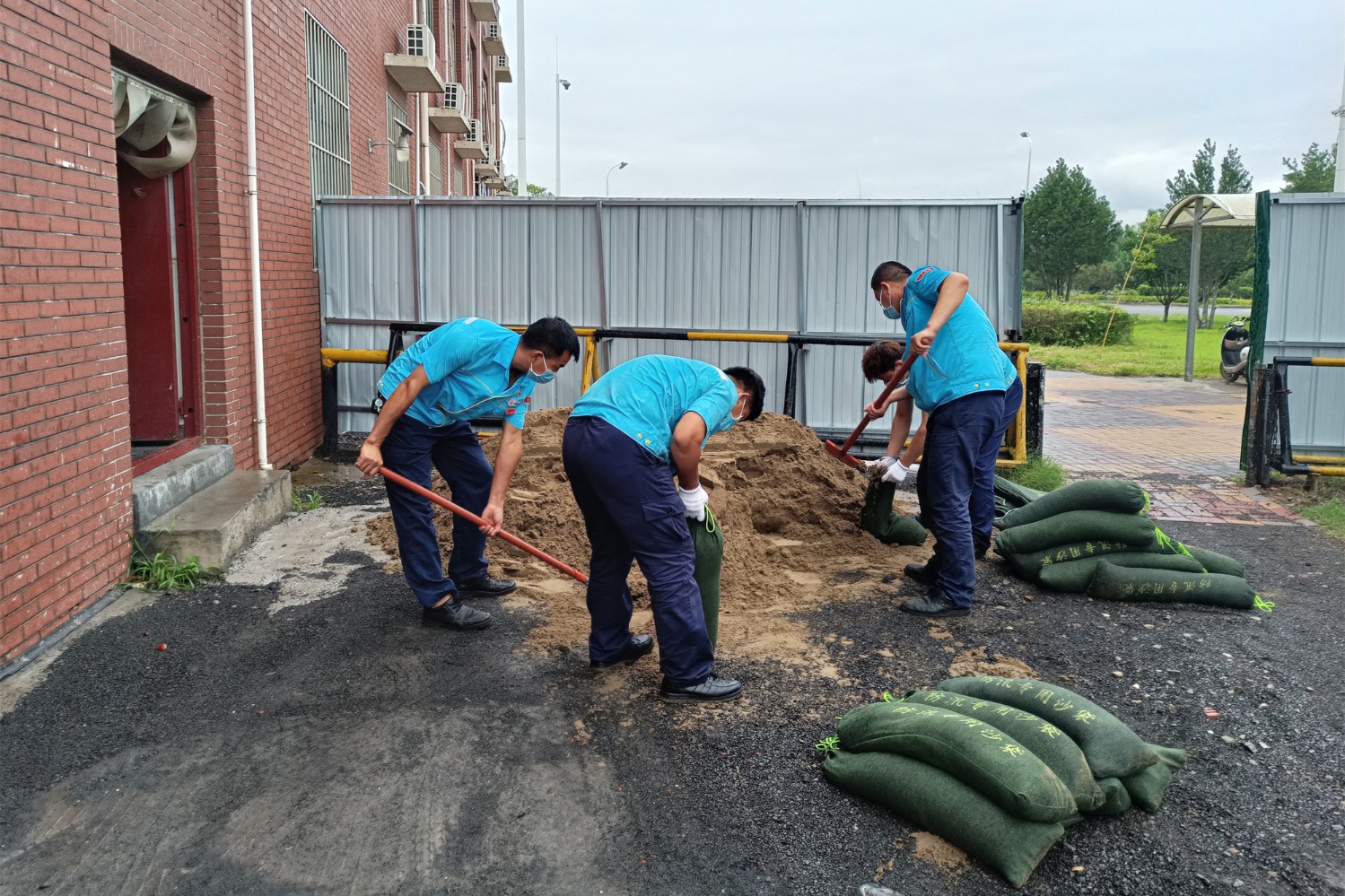 鶴壁服務(wù)區(qū)加油站提前備好防汛沙.jpg