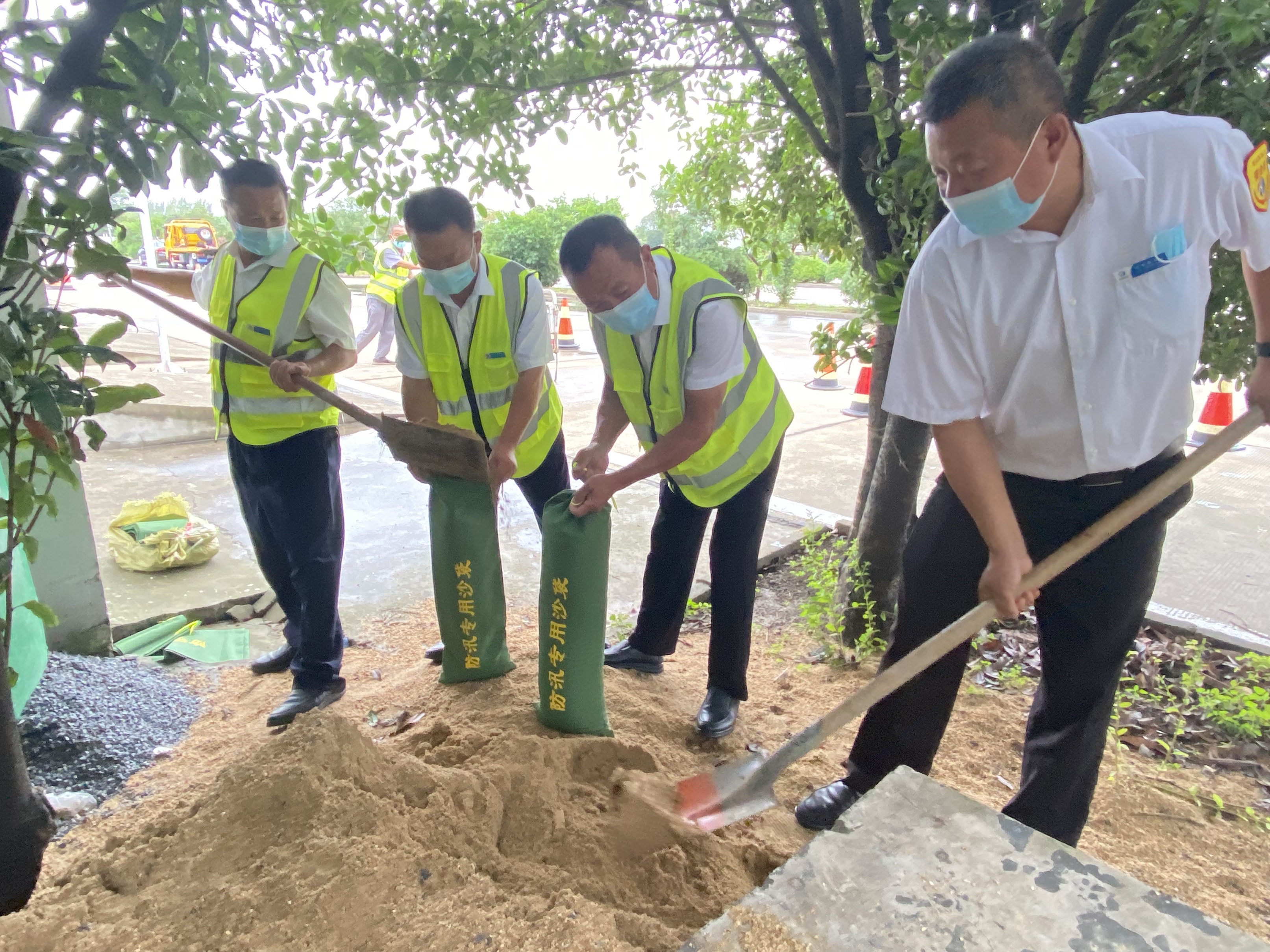 7月22日項城服務區持續做好汛期安全生產工作,對水泵房、加油站、配電房等進行重點排查,加強日常安全及防汛應急演練工作,提升處理突發事件能力。王鵬哲_.jpg 7月22日項城服務區持續做好汛期安全生產工作,對水泵房、加油站、配電房等進行重點排查,加強日常安全及防汛應急演練工作,提升處理突發事件能力。王鵬哲_.jpg