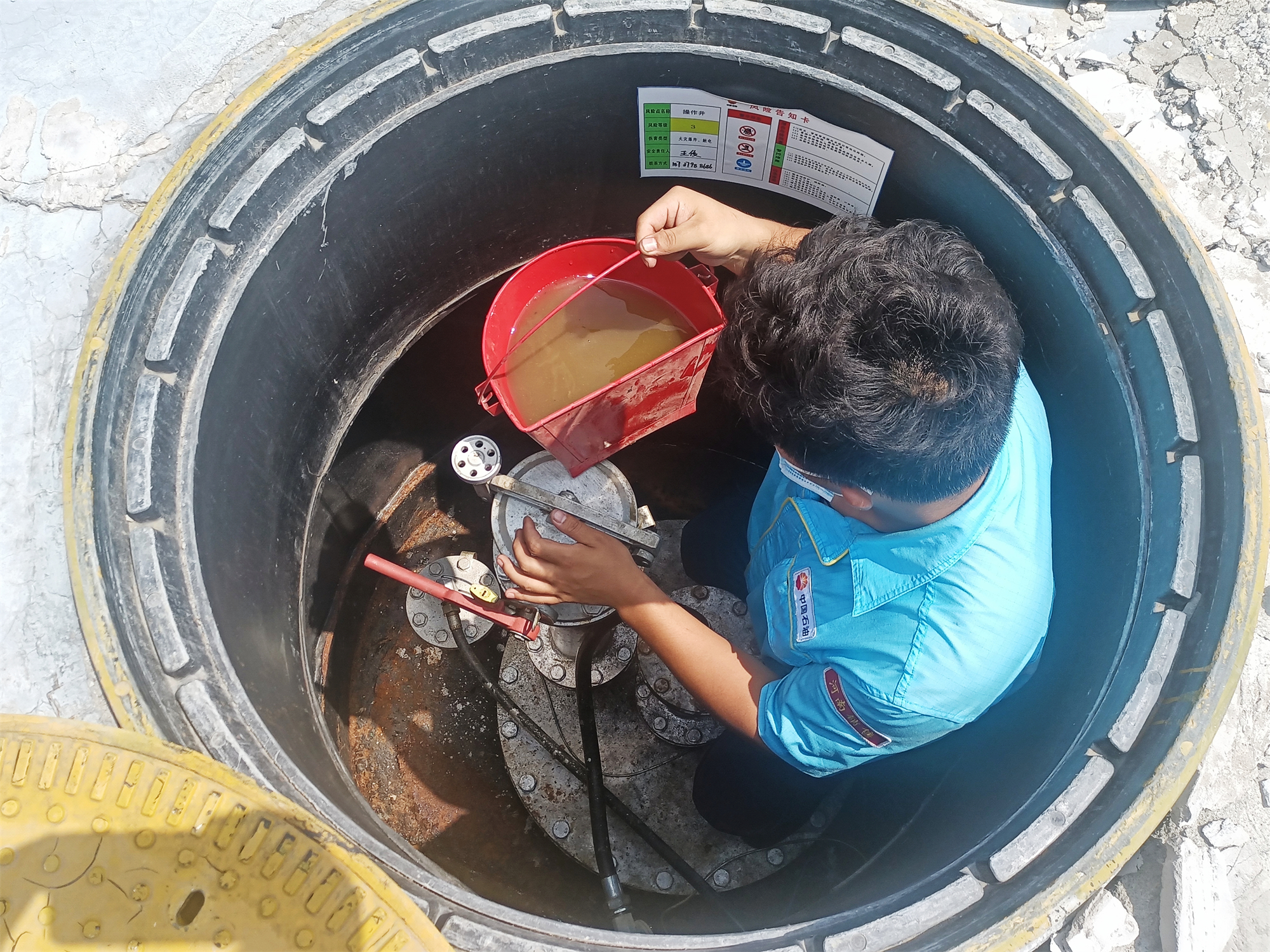 鶴壁加油站清理操作井積.jpg 鶴壁加油站清理操作井積.jpg