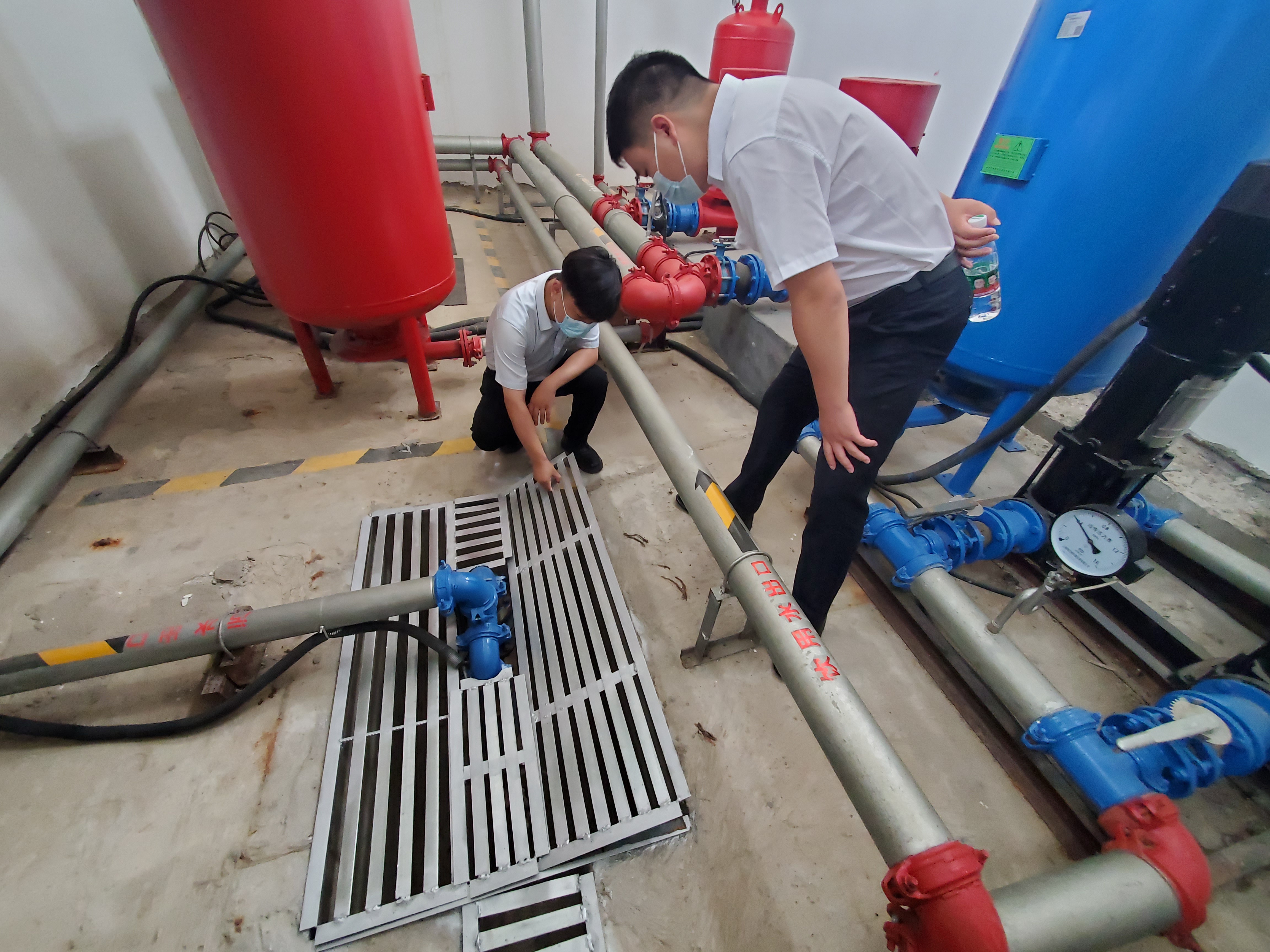 7月27日,黃帝宮服務(wù)區(qū)開展雨后安全排查工作,拍攝者:茆.jpg 7月27日,黃帝宮服務(wù)區(qū)開展雨后安全排查工作,拍攝者:茆.jpg