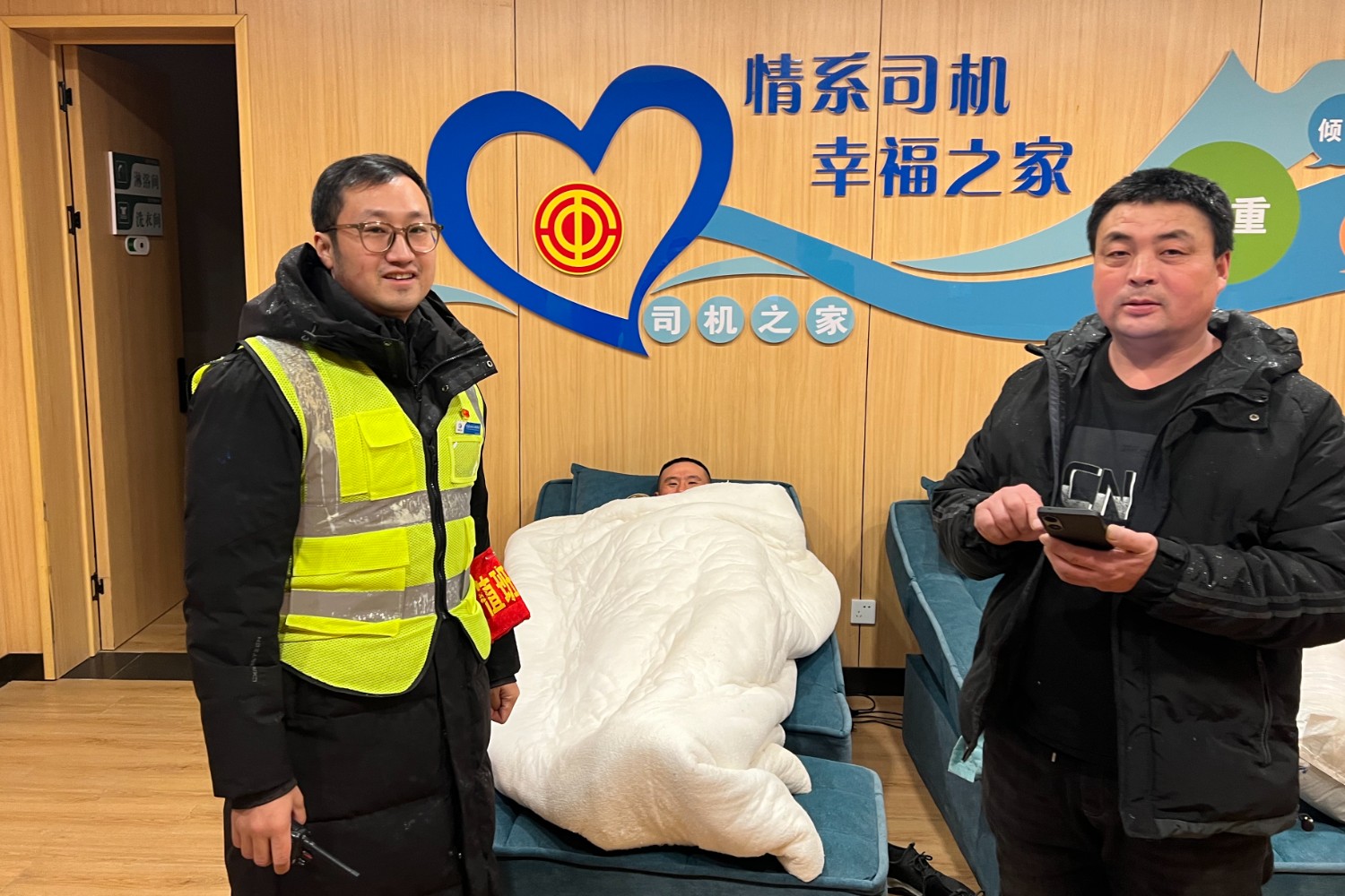 1月15日晚 嵩縣白云山服務區 為滯留司乘人員安排住行(攝影:李俊輝 19937921151) (2).jpg